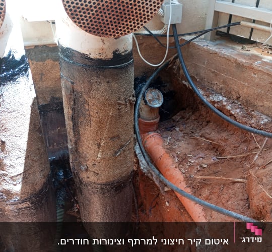 צינורות אטומים בחומר שחור עם כבלים חשמליים